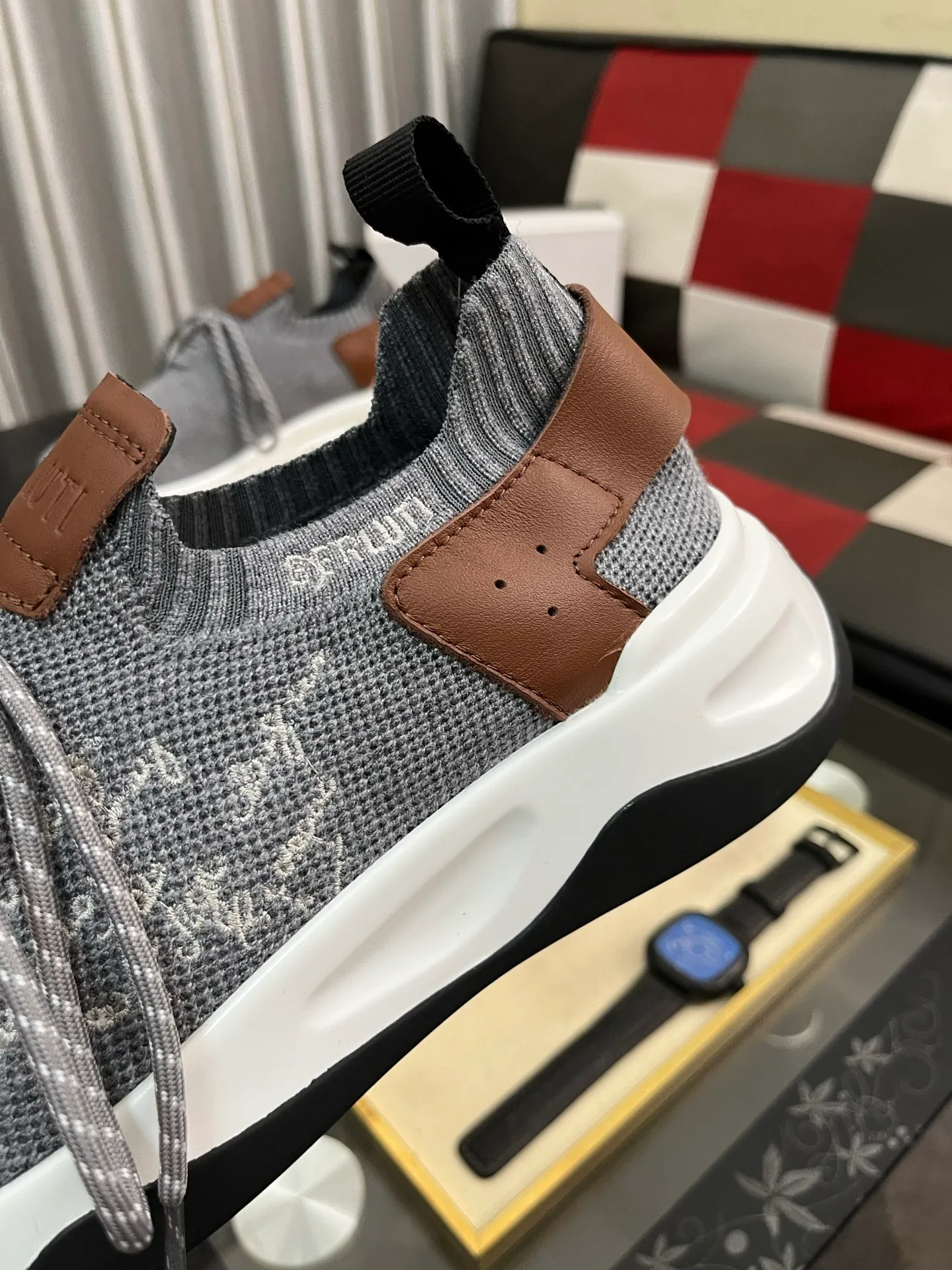 Men's Men's Shoes 💰400⌚️⌚️Berlut* France's top men's shoes, Berluti brand broke the rules in its first show and launched a new Edge shoe last. This model is hand-crafted with exquisite and fashionable fly-woven cowhide, a water-dyed cowhide lining, and an original color-blocked lightweight and wear-resistant rubber sole. This bold improvement of the iconic shoe last is of great significance to the creative work of its unique shape and edge width. On Alessandro shoes, this sharp-edged silhouette is made more see-through through Kris' bold and professional new Cloudy dyeing, making it classic and fashionable! Size: 38-46